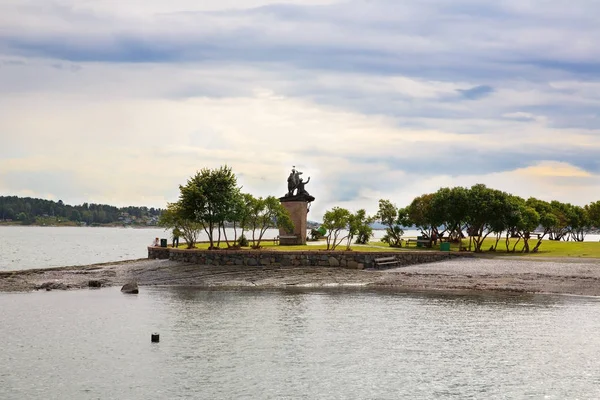 Oslo Norwegen August 2014 Küste Mit Steinstatue Menschen Stadt Und — Stockfoto