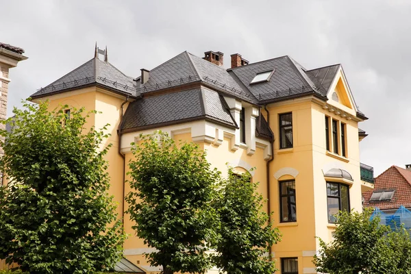 Belo Edifício Com Árvores Cidade Oslo — Fotografia de Stock