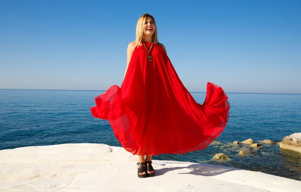 Vrouw Rode Jurk Witte Steen Het Strand Cyprus — Stockfoto