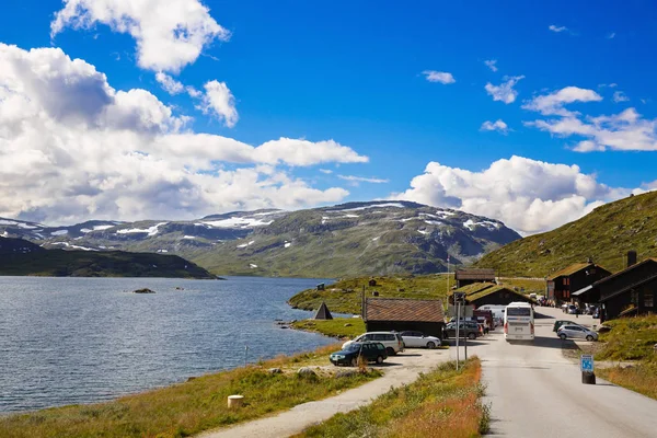 Noruega Agosto 2014 Paisaje Con Montañas Lago Carretera Con Coches —  Fotos de Stock