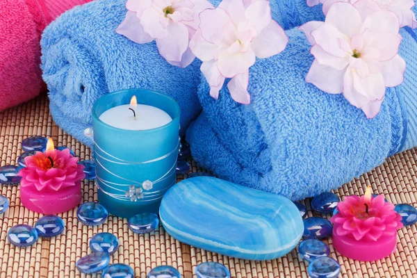 Wellness Set Mit Handtüchern Kerzen Seifen Und Blumen Auf Bambus — Stockfoto