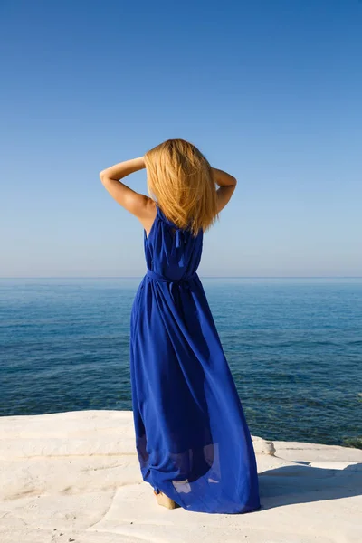 Mooie Blonde Vrouw Blauwe Jurk Het Strand Cyprus — Stockfoto