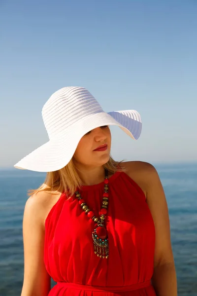 Mulher Loira Vestido Vermelho Com Chapéu Branco Praia Chipre — Fotografia de Stock