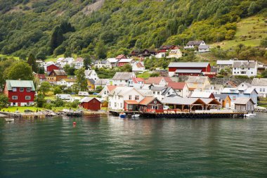 Undredal, Norveç-Ağustos 16, 2014 - turistler ve yerel halkın Undredal köyü bağlantı noktasında.