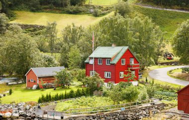 Naeroyfjord, dağlar ve Norveç'te geleneksel köy evleri ile manzara.