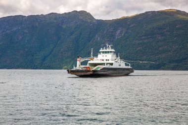 Norveç-Ağustos 18, 2014 - feribot ile otomobil ve yolcu gemisi Norveç fiyordu.