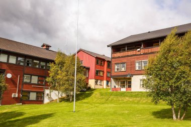 Norveç kırsal yerinde ahşap evler.