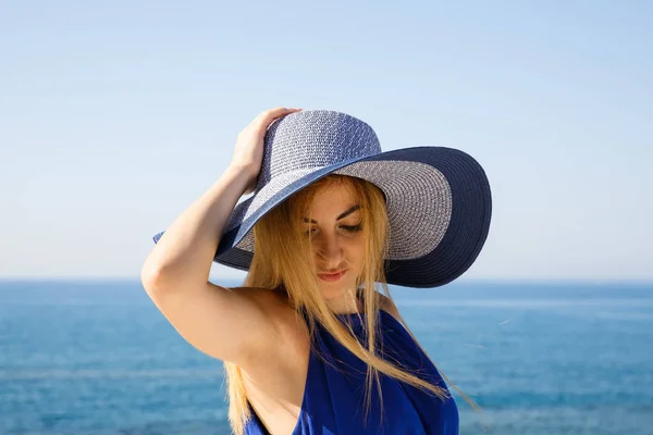 Mooie Blonde Vrouw Blauwe Jurk Het Strand Cyprus — Stockfoto