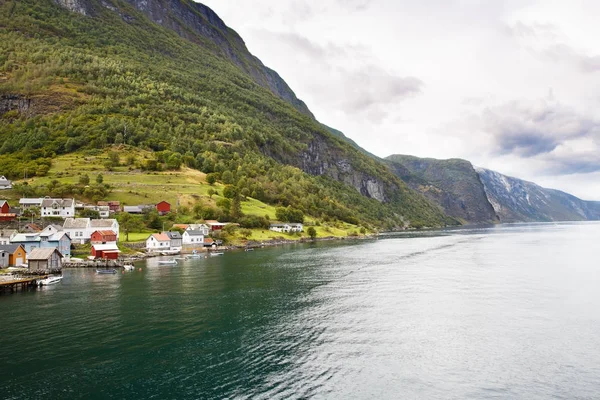 Landschap Met Naeroyfjord Bergen Traditioneel Dorpshuizen Noorwegen — Stockfoto