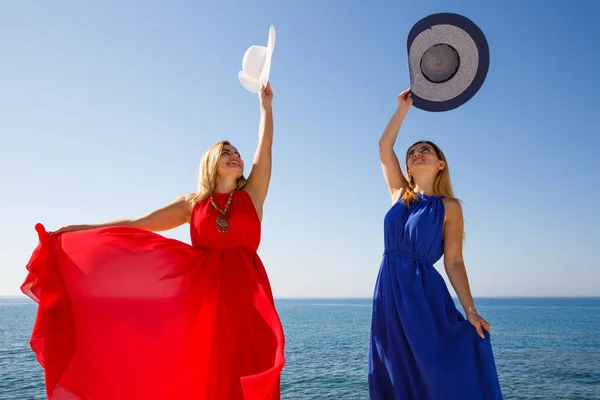 Blonde Vrouwen Rode Blauwe Jurken Het Strand Cyprus — Stockfoto