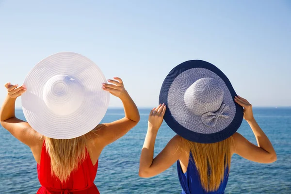 Blond Women Red Blue Dresses Beach Cyprus — Stock Photo, Image