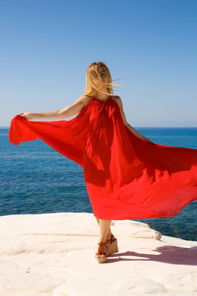 Jolie Femme Blonde Dans Robe Rouge Plage Chypre — Photo