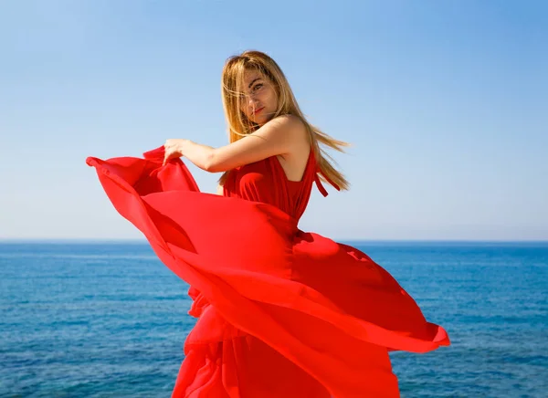 Mujer Rubia Bonita Vestido Rojo Playa Chipre — Foto de Stock