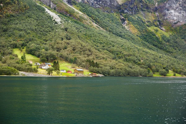 Paisaje Con Naeroyfjord Montañas Casa Pueblo Tradicional Noruega — Foto de Stock
