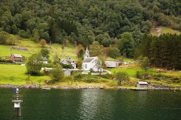 Пейзаж Naeroyfjord Горы Традиционные Деревенские Дома Норвегии — стоковое фото