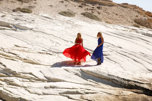 Mujeres Rubias Los Vestidos Largos Roca Blanca Chipre — Foto de Stock