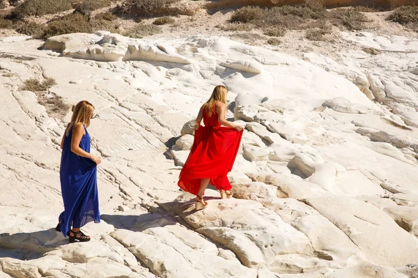 Mujeres Rubias Caminando Sobre Roca Blanca Chipre — Foto de Stock