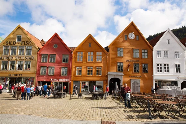 Bergen, Norveç-Ağustos 17, 2014 - turistler ve Bryggen Norveç şehir, Unesco Dünya Mirası tarihi kesiminde eski Hansa binalarda.