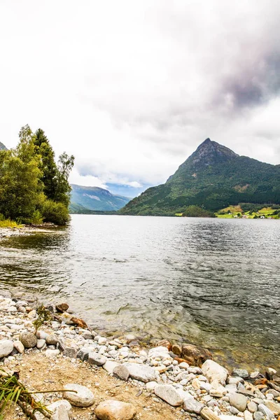 Paisagem Com Montanhas Lago Floresta Noruega — Fotografia de Stock