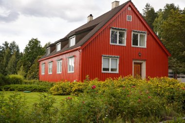 Norveç'te kırsal yerde kırmızı ahşap ev.