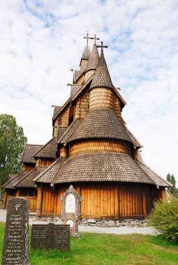 Heddal, Norveç-Ağustos 15, 2014 - eski kilise ve Norveç köyü Mezarlığı.