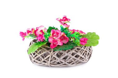 Beyaz arka plan üzerinde izole vazoda pembe kumaş çiçekler.