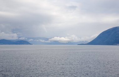 Buz ve Norveç'te dağ manzara.