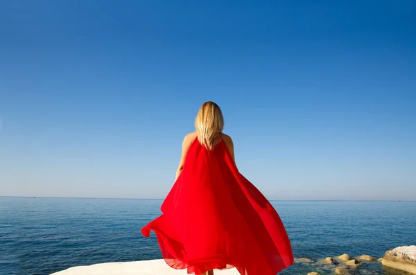 Blonde Vrouw Rode Jurk Het Strand Cyprus — Stockfoto