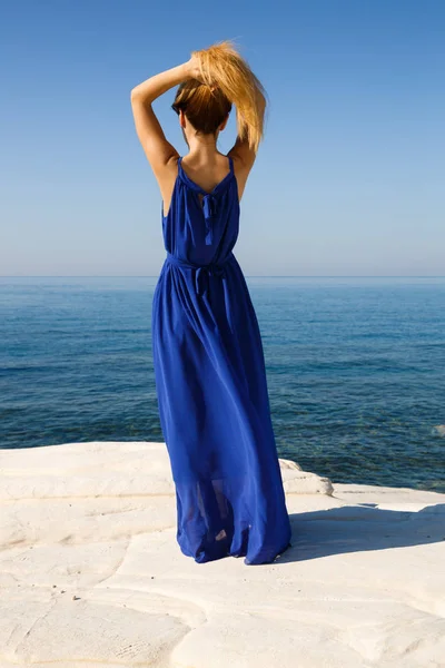 Mooie Blonde Vrouw Blauwe Jurk Het Strand Cyprus — Stockfoto