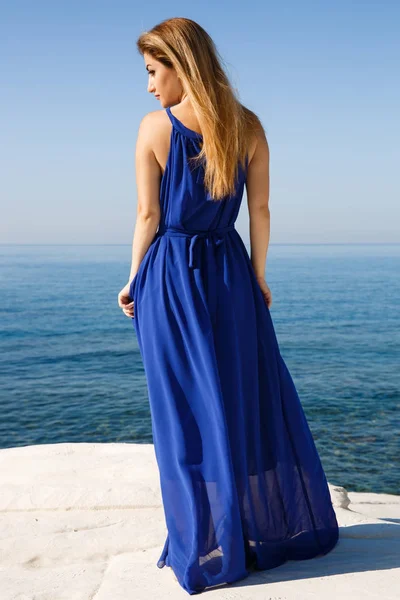 Mulher Loura Bonita Vestido Azul Praia Chipre — Fotografia de Stock