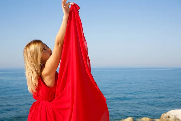 Femme Blonde Dans Robe Rouge Plage Chypre — Photo
