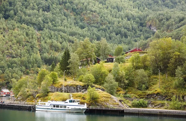 Paysage Avec Naeroyfjord Bateau Montagnes Maisons Traditionnelles Norvège — Photo