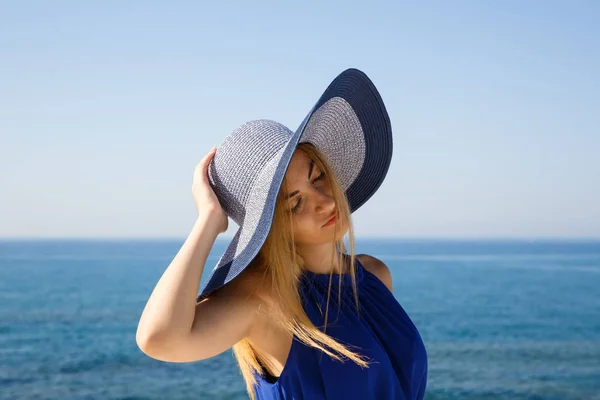 Mulher Loura Bonita Vestido Azul Praia Chipre — Fotografia de Stock