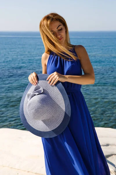 Mulher Loura Bonita Vestido Azul Praia Chipre — Fotografia de Stock