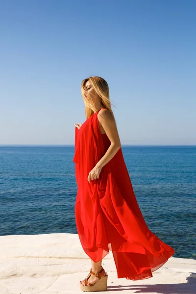 Kıbrıs Sahilde Kırmızı Elbiseli Sarışın Kadın — Stok fotoğraf