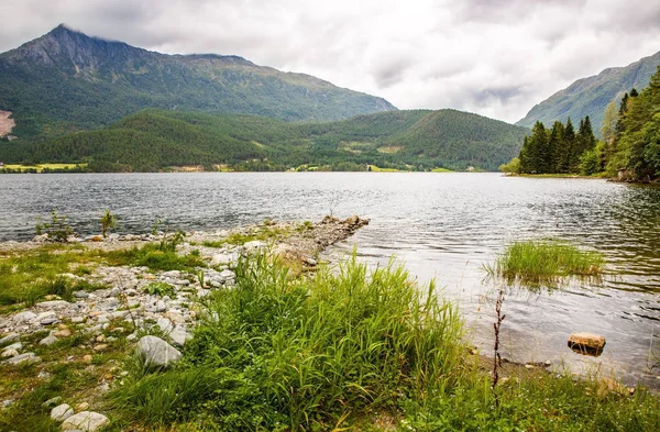 风景与山和湖在挪威 — 图库照片