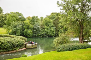 Oslo, Norveç-Ağustos 14, 2014 - insanlar, kuşlar ve ağaçlar Vigeland Park gölet.