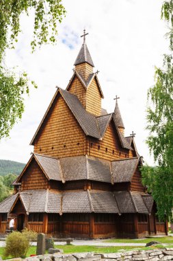 Heddal, Norveç-Ağustos 15, 2014 - eski savmak kilise ve Norveç köyü Mezarlığı.