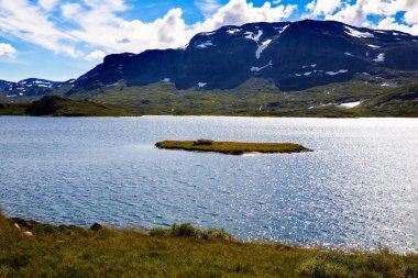 Dağ, göl, gökyüzü ve bulutlar Norveç'te manzara.