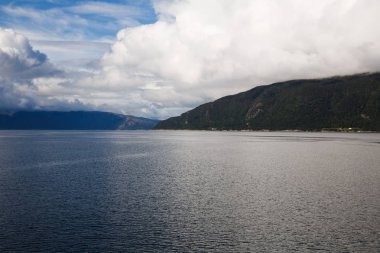 Buz ve Norveç'te dağ manzara.