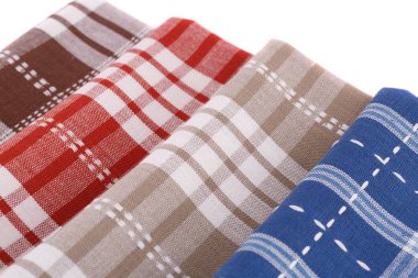 Beyaz arka plan üzerinde renkli mutfak havlular.