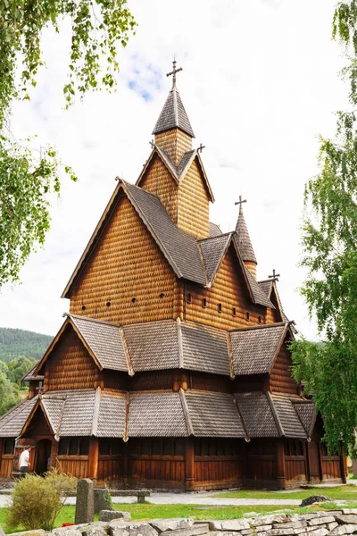 Heddal, Norveç-Ağustos 15, 2014 - eski savmak kilise ve Norveç köyü Mezarlığı.