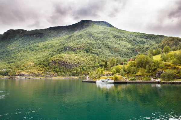 Landschap Met Naeroyfjord Schip Bergen Traditionele Huizen Donkere Wolken Noorwegen — Stockfoto