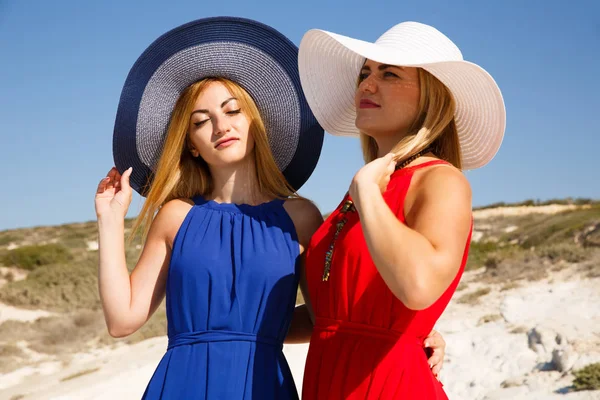 Mulheres Loiras Nos Vestidos Vermelho Azul Praia Chipre — Fotografia de Stock