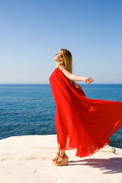 Jolie Femme Blonde Dans Robe Rouge Plage Chypre — Photo