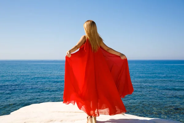 Kıbrıs Sahilde Kırmızı Elbiseli Sarışın Kadın — Stok fotoğraf