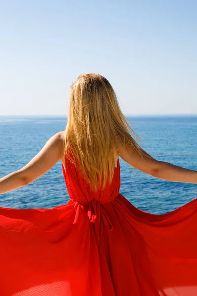 Досить Блондинка Жінка Червоній Сукні Пляжі Кіпрі — стокове фото