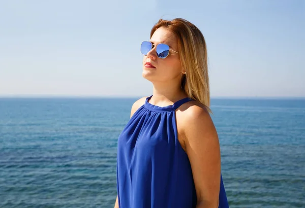 Blonde Vrouw Blauwe Jurk Het Strand Cyprus — Stockfoto