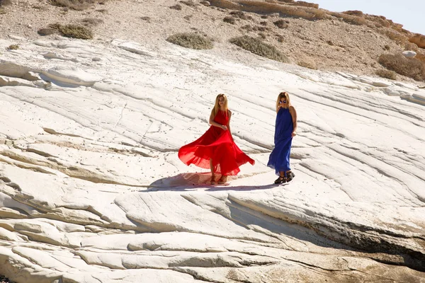 Femmes Blondes Dans Les Robes Longues Sur Rocher Blanc Chypre — Photo