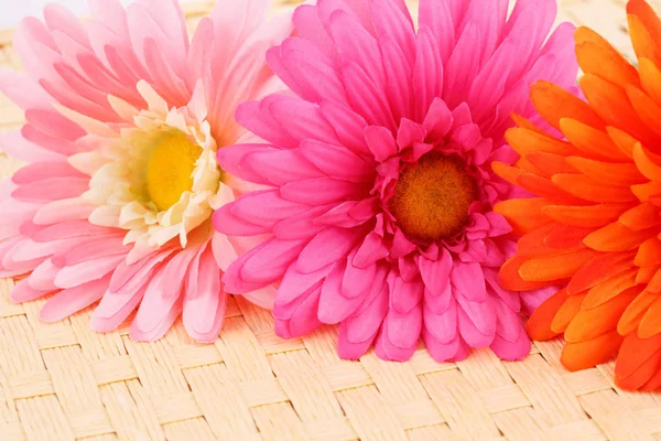 Marguerites Tissu Coloré Sur Fond Bambou Image Rapprochée — Photo